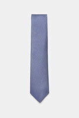 Tom Ford Seidenkrawatte rauchblau/creme gemustert, von oben fotografiert, reine Seide, dezenter Glanz, grafisches Muster, Logo-Stitching, made in Italy, 8 cm breit.