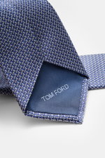Tom Ford Seidenkrawatte rauchblau/creme gemustert, Nahaufnahme von vorne, reine Seide, dezenter Glanz, Logo-Stitching, 8 cm breit, made in Italy.