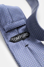 Alt-Tag (124 Zeichen): Nahaufnahme der Tom Ford Seidenkrawatte rauchblau/creme gemustert mit Logo-Stitching, grafischem Muster, dezentem Glanz.

Beschreibung (aus dem Inhalt integriert): <p>Luxuriöse Raffinesse: Die Seidenkrawatte von TOM FORD setzt bei f