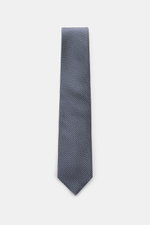 Tom Ford Seidenkrawatte navy/creme gemustert, frontal fotografiert, aus reiner Seide mit dezentem Glanz, grafischem Muster, Logo-Stitching, 8 cm breit, made in Italy.