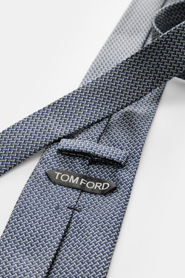 Tom Ford Seidenkrawatte navy/creme gemustert, Detailaufnahme schräg von oben, reine Seide, dezenter Glanz, Logo-Stitching, 8 cm breit, made in Italy.