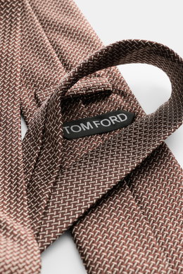 Tom Ford Seidenkrawatte braun/creme gemustert, nah aus schräger Perspektive mit Logo-Stitching, reine Seide, dezenter Glanz, 8 cm breit, made in Italy.