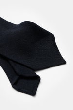 Nahaufnahme der Cesare Attolini Woll-Krawatte 'Sfoderata' navy mit feiner Webstruktur, weichem Griff, reiner Schurwolle, leichter Qualität, Breite 8,5 cm, Made in Italy, fotografiert von schräger Seitenperspektive.