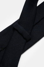 Nahaufnahme der Cesare Attolini Woll-Krawatte "Sfoderata" navy, reine Schurwolle, feine Webstruktur, weicher Griff, leichte Qualität, Made in Italy, Breite 8,5 cm.