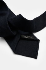 Cesare Attolini Woll-Krawatte 'Sfoderata' navy aus reiner Schurwolle mit feiner Webstruktur, weichem Griff, leichter Qualität, Made in Italy, Breite 8,5 cm, Nahaufnahme von oben.