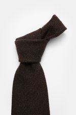 Cesare Attolini Woll-Krawatte 'Sfoderata' dunkelbraun in Nahaufnahme von schräg oben, reine Schurwolle, feine Webstruktur, weicher Griff, leichte Qualität, Made in Italy, Breite 8,5 cm.