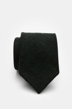 Nahaufnahme der Cesare Attolini Woll-Krawatte "Sfoderata" dunkelgrün, reine Schurwolle, feine Webstruktur, weicher Griff, leichte Qualität, Made in Italy, Breite 8,5 cm.