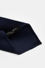 Cesare Attolini Krawatte 'Sfoderata' navy, Nahaufnahme schräg von oben, Schurwolle und Seide, feine Webstruktur, weicher Griff, leichte Qualität, Made in Italy, Breite 8,5 cm