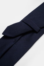 Cesare Attolini Krawatte 'Sfoderata' navy mit feiner Webstruktur, Schurwolle und Seide, weicher Griff, leichte Qualität, Breite 8,5 cm, Made in Italy, Nahaufnahme von oben.