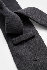 Cesare Attolini Krawatte 'Sfoderata' dunkelgrau aus Schurwolle und Seide, feine Webstruktur, weicher Griff, leichte Qualität, Made in Italy, Breite 8,5 cm, Nahaufnahme von oben.