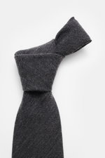 Cesare Attolini Krawatte 'Sfoderata' dunkelgrau mit feiner Webstruktur aus Schurwolle und Seide, weicher Griff, leichte Qualität, Made in Italy, Breite 8,5 cm, Nahaufnahme von schräg oben.