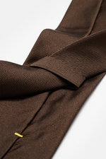 Braune Cesare Attolini Seidenkrawatte 'Ventaglio' mit zeitlosem Webmuster, reine Seide, Made in Italy, Breite 8,5 cm, Nahaufnahme schräg von oben.