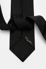 Cesare Attolini Seidenkrawatte 'Ventaglio' schwarz aus reiner Seide mit zeitlosem Webmuster, Made in Italy, Breite 8,5 cm, frontal fotografiert.