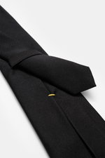 Cesare Attolini Seidenkrawatte "Ventaglio" schwarz, aus reine Seide mit zeitlosem Webmuster, Made in Italy, Breite 8,5 cm, Nahaufnahme schräg von oben.