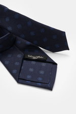Cesare Attolini Krawatte "Ventaglio" navy/blau gemustert aus reiner Wolle mit grafischem Muster, Made in Italy, Breite 8,5 cm, Detailansicht schräg.