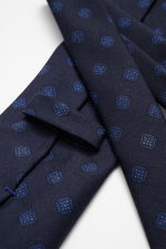 Cesare Attolini Krawatte 'Ventaglio' navy/blau gemustert, Detailaufnahme schräg von oben, reine Wolle, grafisches Muster, Made in Italy, Breite 8,5 cm.