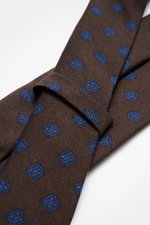 Cesare Attolini Krawatte 'Ventaglio' dunkelbraun/blau gemustert, aus reiner Wolle, mit grafischem Muster, Made in Italy, Breite 8,5 cm, Nahaufnahme schräg von oben.