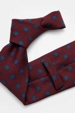 Cesare Attolini Krawatte 'Ventaglio' bordeaux/blau gemustert, reine Wolle, grafisches Muster, Made in Italy, Breite 8,5 cm, Nahaufnahme von oben.