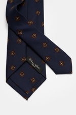 Cesare Attolini Krawatte 'Ventaglio' navy/bordeaux/braun gemustert, Medaillonmuster, Mix aus Wolle und Seide, Made in Italy, 8,5 cm breit, Nahaufnahme von oben.
