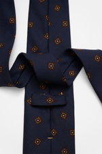 Cesare Attolini Krawatte 'Ventaglio' navy/bordeaux/braun gemustert mit Medaillonmuster, aus Wolle und Seide, Made in Italy, Breite 8,5 cm, Nahaufnahme von oben.