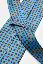 Cesare Attolini Seidenkrawatte "Ventaglio" rauchblau/braun gemustert, florales Muster, reine Seide, glatter Griff, dezenter Glanz, Made in Italy, Breite 8,5 cm, Nahaufnahme von oben.