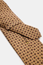 Cesare Attolini Seidenkrawatte "Ventaglio" hellbraun/dunkelbraun gemustert, florales Muster, reine Seide, glatter Griff, dezenter Glanz, Made in Italy, Breite 8,5 cm, schräg von oben fotografiert.