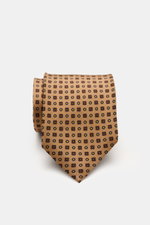 Cesare Attolini Seidenkrawatte "Ventaglio" hellbraun/dunkelbraun gemustert, von schräg oben fotografiert, reine Seide, glatter Griff, dezenter Glanz, florales Muster, Made in Italy, Breite 8,5 cm.
