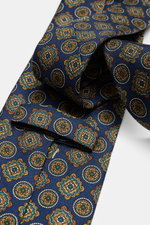 Cesare Attolini Silk Tie 'Ventaglio' navy/gold/dark green patterned shown close-up from top angle, featuring pure silk, Paisley woven pattern, Made in Italy, Width: 8.5 cm.