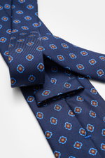 Cesare Attolini Seidenkrawatte navy/blau/braun gemustert, Nahaufnahme von oben, reine Seide, zeitloses Webmuster, Made in Italy, Breite 8,5 cm.