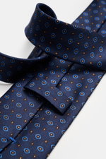 Cesare Attolini Seidenkrawatte "Ventaglio" graublau/blau/orange gemustert, reine Seide, grafisches Webmuster, Made in Italy, Breite 8,5 cm, Nahaufnahme von schräg oben.