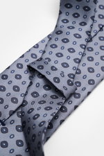Cesare Attolini Seidenkrawatte 'Ventaglio' graublau/dunkelgrau/blau gemustert, Detailaufnahme von oben, reine Seide, zeitloses Webmuster, Made in Italy, Breite 8,5 cm.