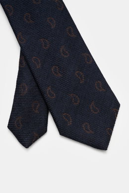 Borrelli Krawatte navy/dunkelbraun gemustert, handgefertigt aus Seide und Schurwolle mit dezentem Glanz, grafischem Muster, tonalem Futterstoff, Made in Italy, Breite 8 cm, Nahaufnahme schräg von oben.
