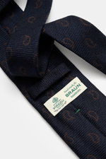 Nahaufnahme der Borrelli Krawatte navy/dunkelbraun gemustert, handgefertigt aus Seide und Schurwolle mit dezentem Glanz, grafischem Muster, tonalem Futterstoff, Made in Italy, Breite 8 cm, liegend fotografiert.