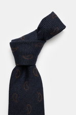 Nahaufnahme der Borrelli Krawatte navy/dunkelbraun gemustert, handgefertigt aus Seide und Schurwolle, mit dezentem Glanz, grafischem Muster, tonalem Futterstoff, Made in Italy, Breite 8 cm, fotografiert von oben schräg.