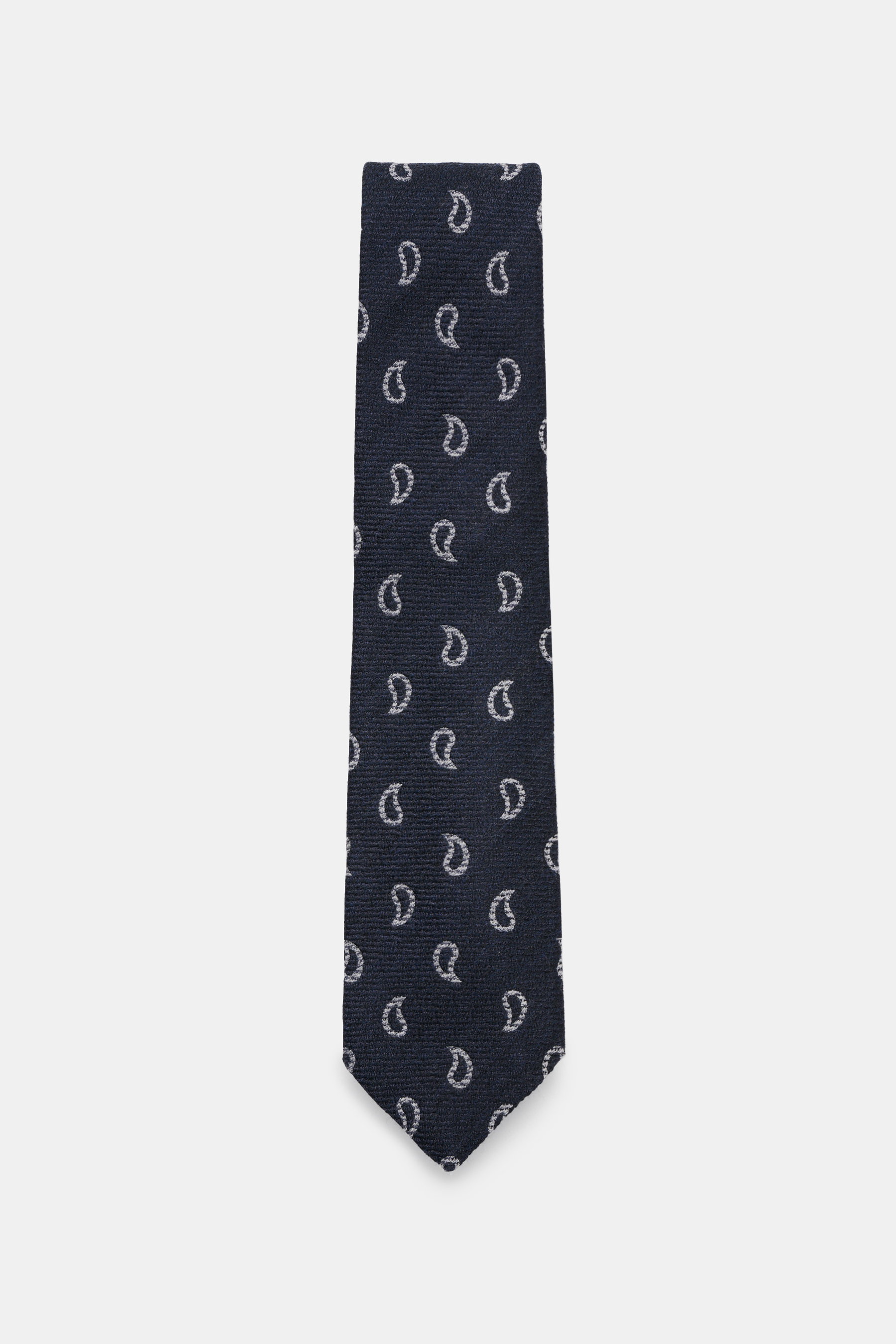 Borrelli Krawatte navy/grau gemustert, frontal fotografiert, handgefertigt aus Seide und Schurwolle, dezenter Glanz, grafisches Muster, tonaler Futterstoff, Made in Italy, Breite 8 cm.
