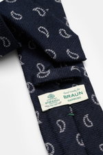 Borrelli Krawatte navy/grau gemustert, Nahaufnahme von oben, handgefertigt aus Seide und Schurwolle, dezenter Glanz, grafisches Muster, tonaler Futterstoff, Made in Italy, Breite 8 cm.