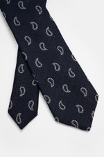 Borrelli Krawatte navy/grau gemustert, nah von oben fotografiert, handgefertigt aus Seide und Schurwolle, dezenter Glanz, grafisches Muster, tonaler Futterstoff, Made in Italy, Breite 8 cm.
