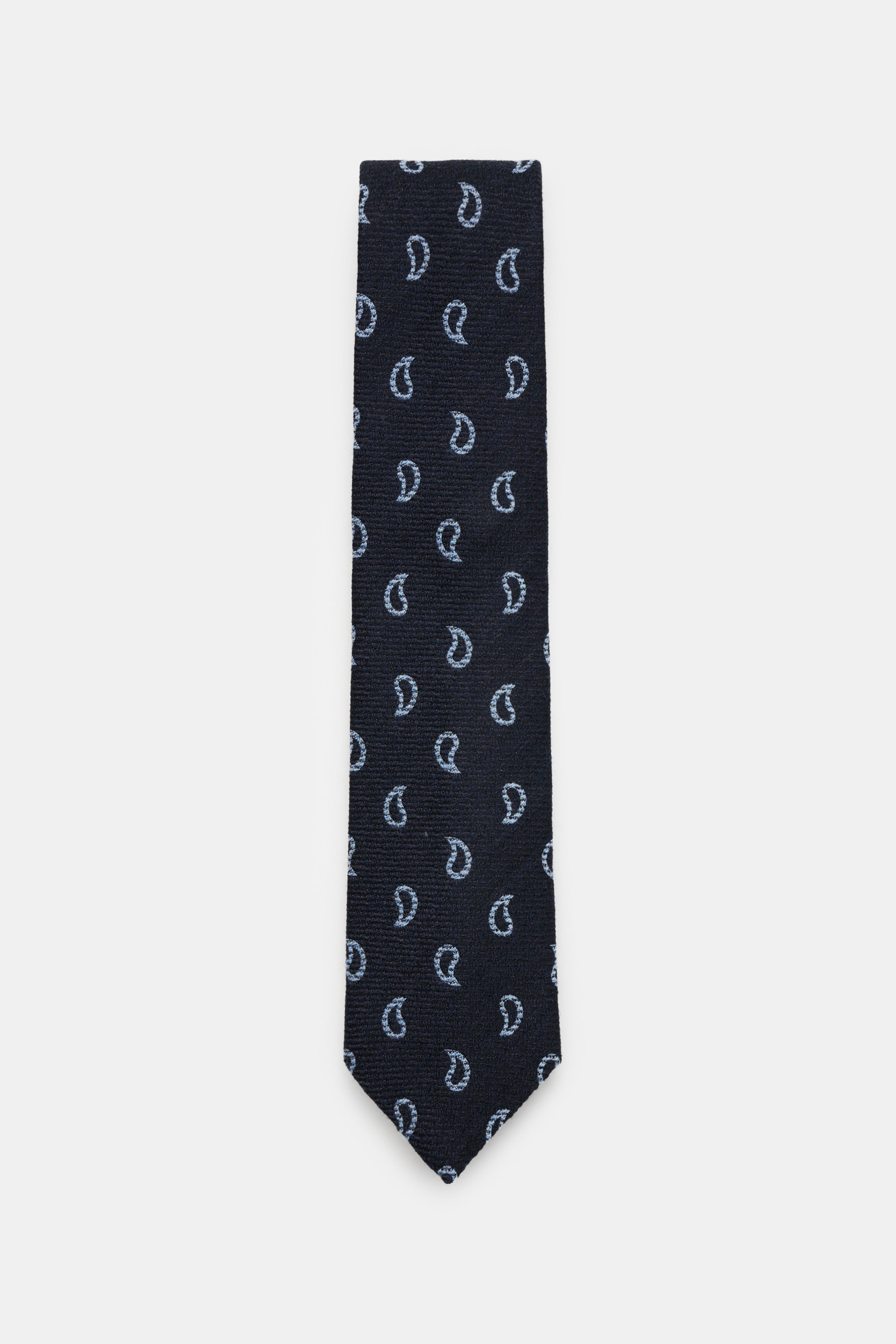 Borrelli Krawatte navy/hellblau gemustert, flach liegend von oben fotografiert, handgefertigt aus Seide und Schurwolle, dezenter Glanz, grafisches Muster, tonaler Futterstoff, Made in Italy, Breite 8 cm