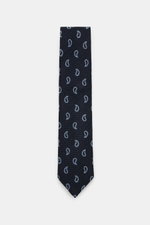 Borrelli Krawatte navy/hellblau gemustert, flach liegend von oben fotografiert, handgefertigt aus Seide und Schurwolle, dezenter Glanz, grafisches Muster, tonaler Futterstoff, Made in Italy, Breite 8 cm