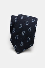 Borrelli Krawatte navy/hellblau gemustert mit grafischem Muster, handgefertigt aus Seide und Schurwolle, dezenter Glanz, tonaler Futterstoff, Made in Italy, Breite 8 cm, Nahaufnahme von oben.