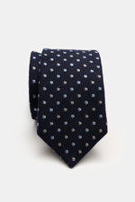Nahaufnahme der Borrelli Krawatte navy/hellblau/creme gepunktet, handgefertigt in Italien aus Seide und Schurwolle mit klarer Webstruktur und zeitlosem Punkte-Design, fotografiert von oben.
