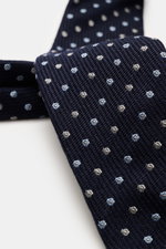 Nahaufnahme der Borrelli Krawatte navy/hellblau/creme gepunktet in leichter Schrägperspektive, handgefertigt aus Seide und Schurwolle mit klarer Webstruktur, Punkte-Design, 8 cm breit, Made in Italy.