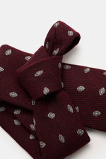 Borrelli Krawatte bordeaux/hellgrau gemustert, Nahaufnahme von oben, handgefertigt aus Seide und Schurwolle, dezenter Glanz, grafisches Muster, tonaler Futterstoff, Made in Italy, Breite 8 cm.