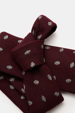 Borrelli Krawatte bordeaux/hellgrau gemustert, Nahaufnahme von oben, handgefertigt aus Seide und Schurwolle, dezenter Glanz, grafisches Muster, tonaler Futterstoff, Made in Italy, Breite 8 cm.