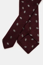 Borrelli Krawatte bordeaux/hellgrau gemustert, handgefertigt aus Seide und Schurwolle, dezenter Glanz, grafisches Muster, tonaler Futterstoff, Made in Italy, Breite 8 cm, Nahaufnahme von oben auf weißem Hintergrund.