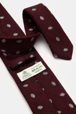 Borrelli Krawatte bordeaux/hellgrau gemustert, nah von oben fotografiert, handgefertigt aus Seide und Schurwolle, dezenter Glanz, grafisches Muster, tonaler Futterstoff, Made in Italy, Breite 8 cm.