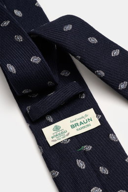 Borrelli Krawatte navy/hellgrau gemustert, Nahaufnahme schräg von oben, handgefertigt aus Seide und Schurwolle, dezenter Glanz, grafisches Muster, tonaler Futterstoff, Made in Italy, Breite 8 cm.