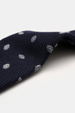 Nahaufnahme der Borrelli Krawatte navy/hellgrau gemustert mit grafischem Muster, handgefertigt aus Seide und Schurwolle, dezentem Glanz, tonalem Futterstoff, Made in Italy, Breite 8 cm, seitlich fotografiert.