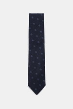 Borrelli Krawatte navy/hellblau gemustert, frontal fotografiert, handgefertigt aus Seide und Schurwolle, dezenter Glanz, grafisches Muster, tonaler Futterstoff, Made in Italy, Breite 8 cm.