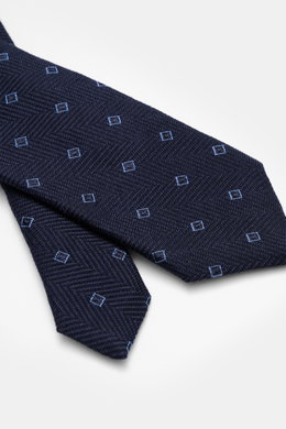 Borrelli Krawatte navy/hellblau gemustert, handgefertigt aus Seide und Schurwolle, dezenter Glanz, grafisches Muster, tonaler Futterstoff, Made in Italy, Breite 8 cm, Nahaufnahme, schräge Perspektive.